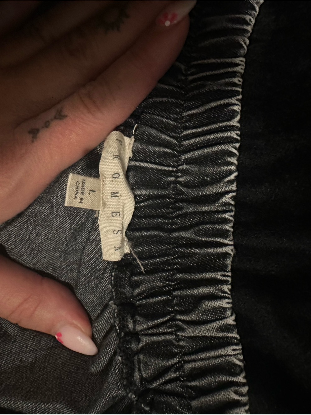 High-Waist Washed Black Denim Mini Skirt with Buttons & Ruffle - Picture 4 of 4